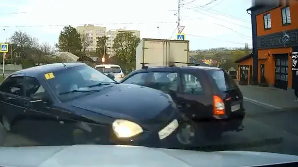 ببینید / نقص فنی در خودروی سواری فاجعه به بار آورد