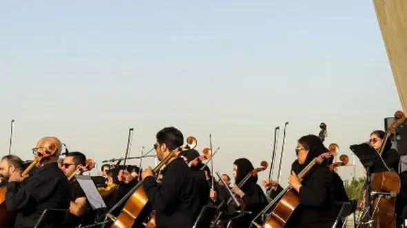 غوغای شورانگیز اجرای زنده ارکستر سمفونیک در میدان آزادی تهران به عشق وطن، ایران: وطن ای هستی من، شور و سرمستی من