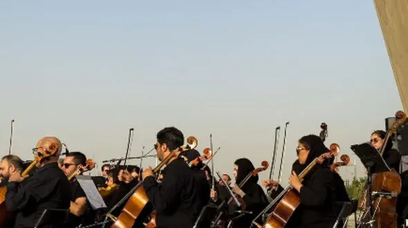 غوغای شورانگیز اجرای زنده ارکستر سمفونیک در میدان آزادی تهران به عشق وطن، ایران: وطن ای هستی من، شور و سرمستی من