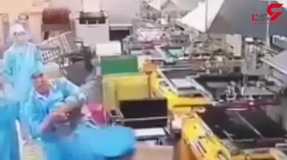 لحظه پرس شدن یک کارگر زیر دستگاه !+ فیلم
