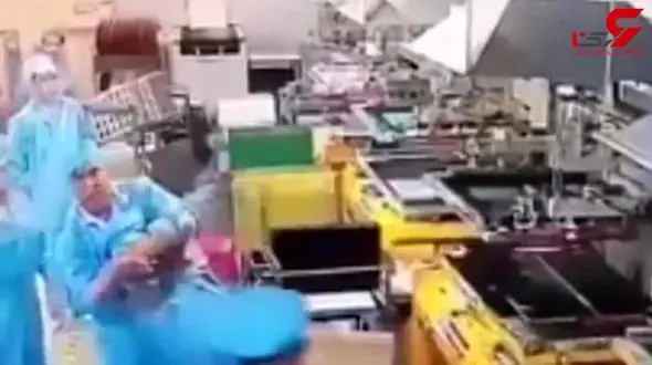 لحظه پرس شدن یک کارگر زیر دستگاه !+ فیلم