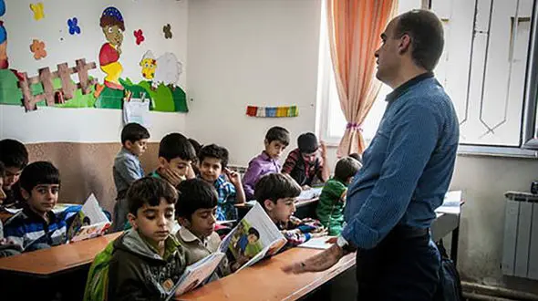 معلمان در قعر جدول دستگاه های دولتی جا دارند / فرش قرمز برای نخبگان کافی نیست، باید جایگاه و دستمزد معلمان تقویت شود