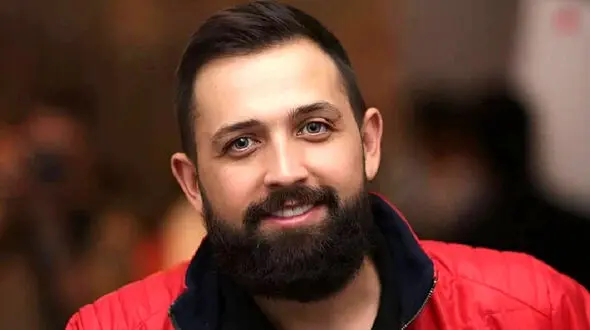 فیلم / محسن افشانی مجری برنامه شبکه نسیم کفن پوش شد: تو میری لباس گرون میخری من برای خودم کفن میخرم لیاقت نداری بدبخت!