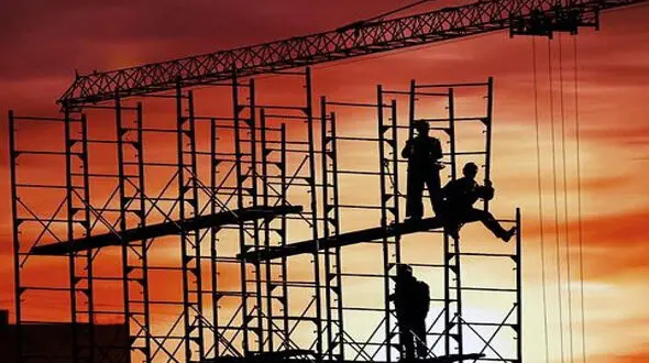 لحظه افتادن کارگر ساختمان هنگام کار + فیلم 