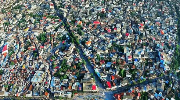 ترافیک بزرگ ترین معضل شهر رشت /تسریع در حمل و نقل رشت با راه اندازی تراموا 