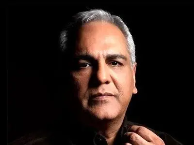 فیلم/ خاطره‌ی فوق خنده‌دار مهران مدیری از یک طرفدار بامزه/ بانوی مسنی که بجای عکس یادگاری از مدیری خواست مربع‌ها رو بخوره