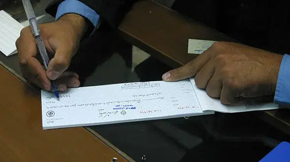 کلاهبرداری با چک کارتن خواب ها در مشهد / رئیس باند در زندان بود!