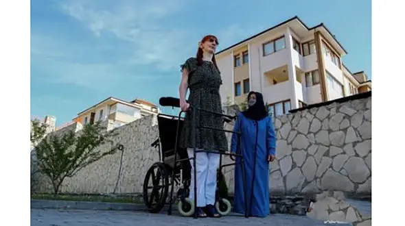 زجر کشیدن قد بلندترین زن جهان ! / 3 رکورد جهانی با کلی غصه ! + عکس ها