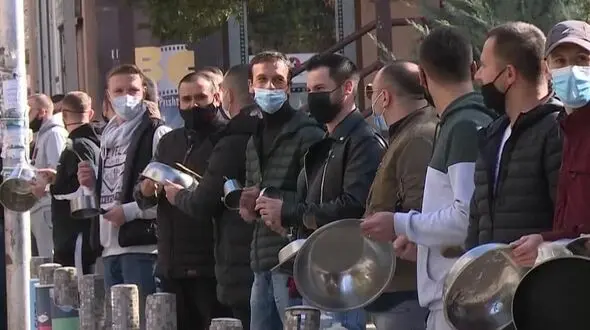 رستوران‌داران با نواختن قابلمه‌های خالی به دولت اعتراض کردند + عکس
