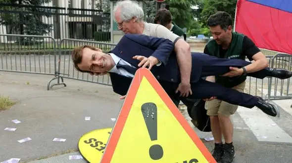 فیلم سرقت جنجالی مجسمه مکرون از موزه پاریس / نیت سارقان از این سرقت چه بود؟