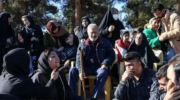 جگرسوزترین عکس  /  پر کشیدن 5 نوه کوچولوی این مرد در حادثه کرمان !