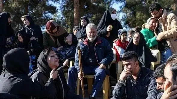 جگرسوزترین عکس  /  پر کشیدن 5 نوه کوچولوی این مرد در حادثه کرمان !