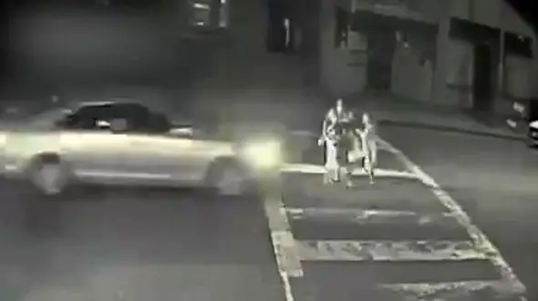 زیر گرفتن عمدی یک مادر و دو فرزند روی خط عابر پیاده + فیلم