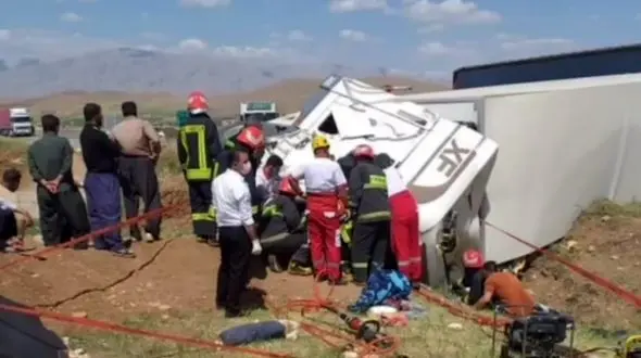 فیلم لحظه نجات راننده تریلی پس از سقوط به سراب نیلوفر کرمانشاه 