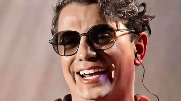 یادی کنیم از ورود عجیب محسن ابراهیم زاده به کنسرت تهران با ماشین نوستالژی، پژو 504 / اینو از کجا گیر آورده چه خوشگله+ ویدئو