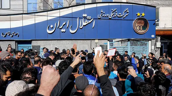 با وجود اعلام رسمی باشگاه / تمرین استقلال با حضور تماشاگر برگزار شد