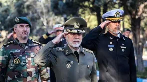 عکس؛ سفر به تاریخ؛ «امیر عطاءالله صالحی، فرماندۀ سابق ارتش» در حال صعود به قله؛ سال 94