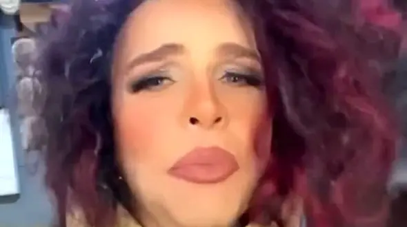 خلاقیت خنده دار مجتبی شفیعی برای تبریک روز زن با گریم زنانه و کفش پاشنه بلند/ قابل شناسایی نیست+ویدیو