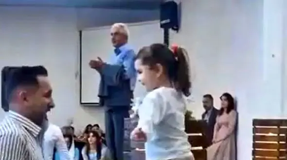 فیلم آواز شاد /  این دختر خوشگل کل مجلسو ول کرده داره برای باباش میرقصه/ فقط ذوق کردن باباش واسش دلبرانه اس !