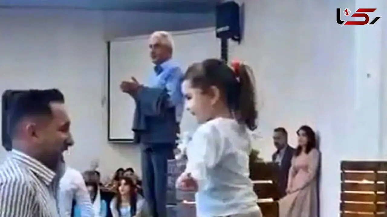 فیلم آواز شاد /  این دختر خوشگل کل مجلسو ول کرده داره برای باباش میرقصه/ فقط ذوق کردن باباش واسش دلبرانه اس !