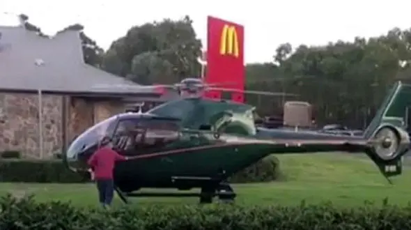 خلبان گرسنه مقابل رستوران به زمین نشست!+فیلم