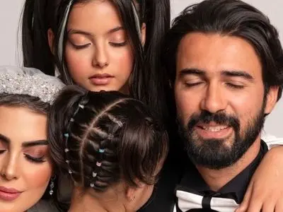 فیلم/ نگاهی به مراسم جذاب سالگرد ازدواج نیلوفر شهیدی با حضور فرزند خوانده شان رستا و دختر جدیدشان/ نیلوفر شهیدی: و حالا چیستا به زندگی ما اومد.../ در سالگرد روزی که من و امید قدم در راه عشق گذاشتیم...