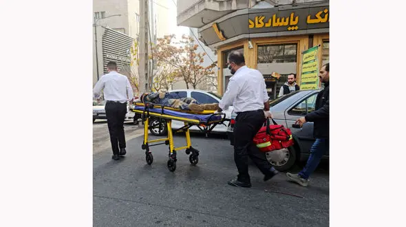 کاگر 18 ساله در عمق چاه 4 متری دفن شد / عملیات ویژه آتش نشانان در خیابان الوند + عکس