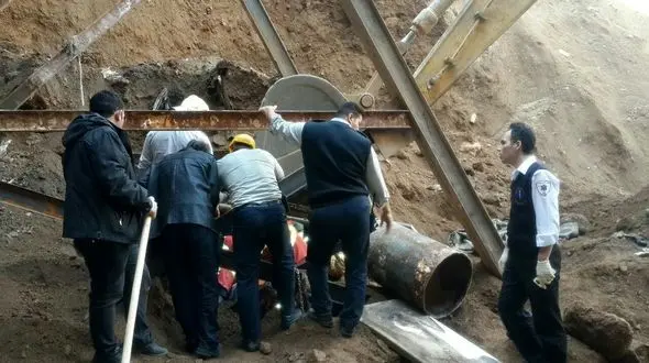 ریزش آوار در زعفرانیه/ یک نفر گرفتار شد +تصاویر 