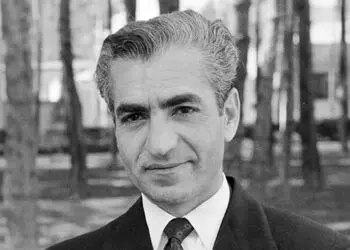 عکس سفر در زمان /  «محمدرضا پهلوی» بدون فرح دیبا در حال قدم زدن در سعدآباد؛ سال 1337