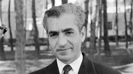 عکس سفر در زمان /  «محمدرضا پهلوی» بدون فرح دیبا در حال قدم زدن در سعدآباد؛ سال 1337