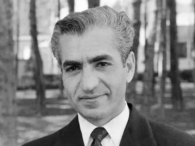 عکس سفر در زمان /  «محمدرضا پهلوی» بدون فرح دیبا در حال قدم زدن در سعدآباد؛ سال 1337
