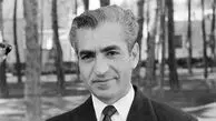 عکس سفر در زمان /  «محمدرضا پهلوی» بدون فرح دیبا در حال قدم زدن در سعدآباد؛ سال 1337