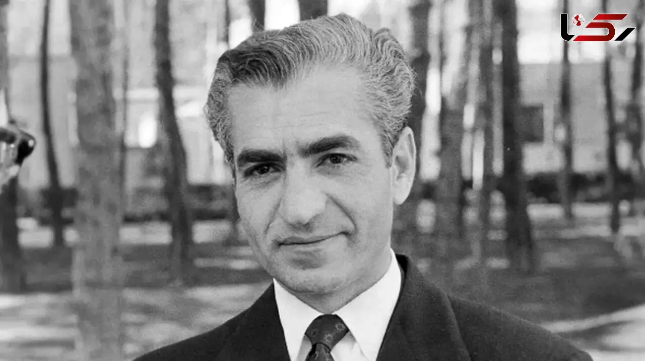 عکس سفر در زمان /  «محمدرضا پهلوی» بدون فرح دیبا در حال قدم زدن در سعدآباد؛ سال 1337
