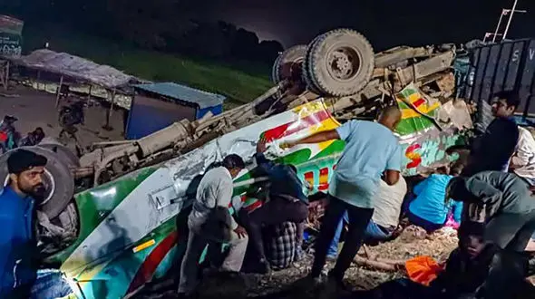 بیش از 64 کشته تو زخمی بر اثر تصادف کامیو با اتوبوس های پارک شده در مادیاپرادش هند