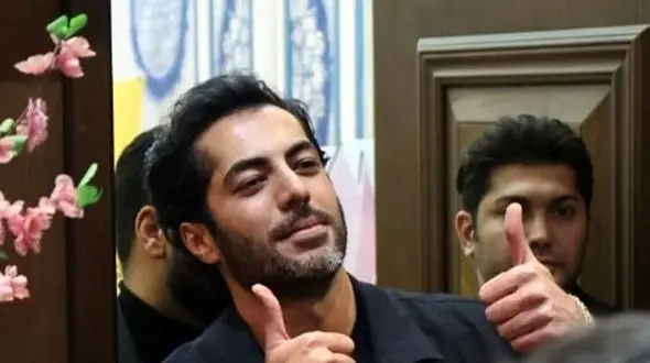 سلفی جالب نوید پورفرج و زنانی با پوشش خاص و روبنده قجری در بین جمعیت حاضر در پردیس سینمایی لوتوس مال/ اسکورت ویژه «رحیم نجار» در اکران عمومی بامداد خمار از پارکینگ تا مراسم با صدای محسن چاوشی