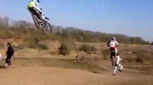 مرد دائم‌الخمر مسابقه موتورسواری را به آشوب کشید + فیلم و عکس