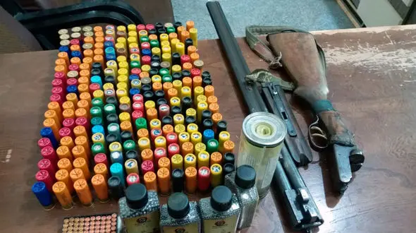 بازداشت مرد مسلح در آبادان / این مرد خودش فشنگ درست می کرد + عکس