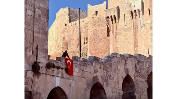 اهتزاز پرچم ترکیه توسط تروریست‌ها در حلب سوریه!