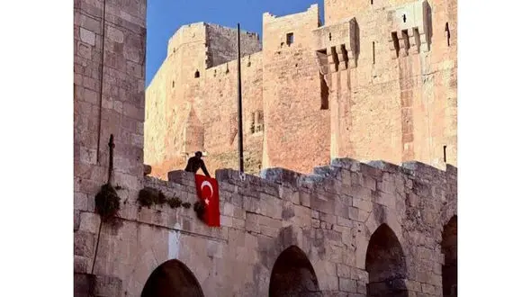اهتزاز پرچم ترکیه توسط تروریست‌ها در حلب سوریه!