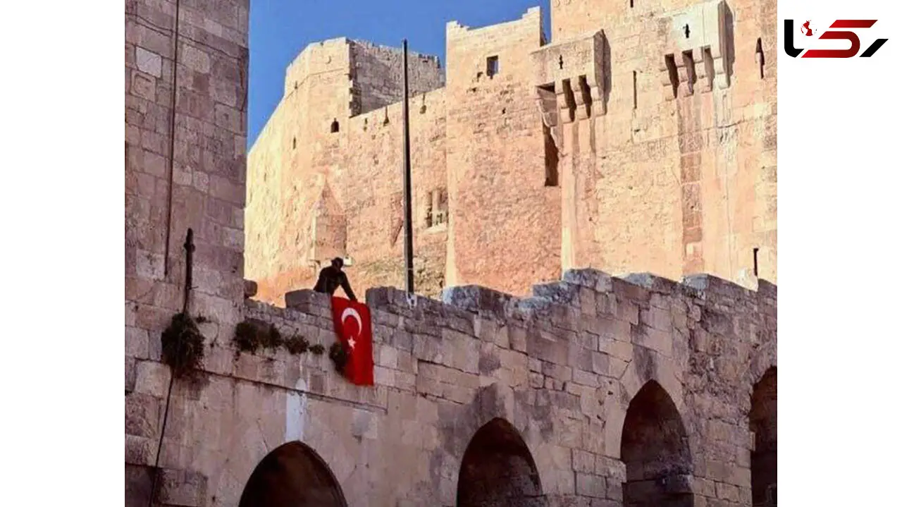 اهتزاز پرچم ترکیه توسط تروریست‌ها در حلب سوریه!