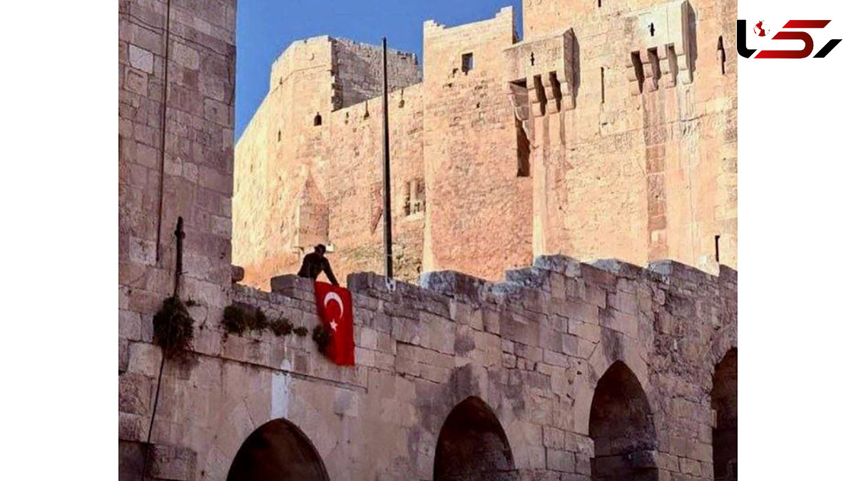 اهتزاز پرچم ترکیه توسط تروریست‌ها در حلب سوریه!