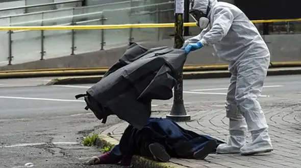 جسد زن مبتلا به کرونا وسط خیابان +عکس/ اکوادور