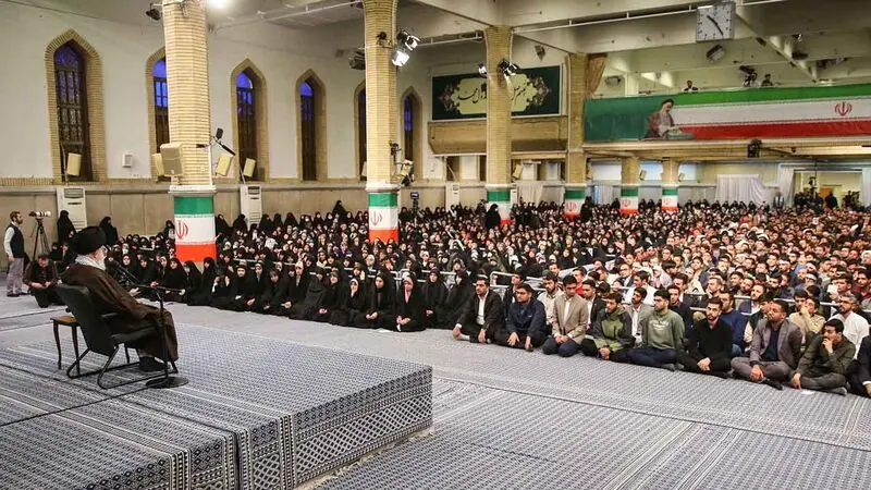 دیدار جمعی از رأی اولی‌ها و خانواده‌های شهدا با رهبر انقلاب حضرت آیت الله العظمی سید علی خامنه ای 1402/12/9