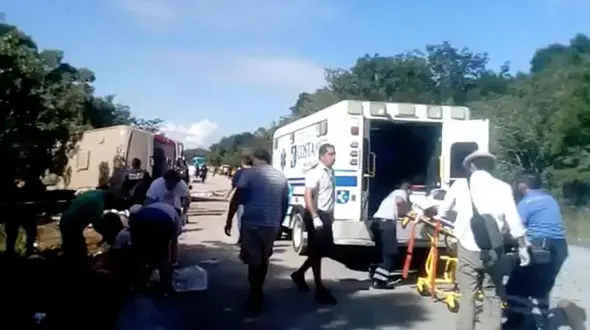 12 کشته در واژگونی اتوبوس گردشگران + تصاویر