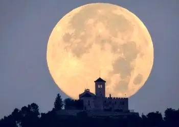 شامگاه ۱۴ آبان بزرگ‌ترین و درخشان‌ترین ابر ماه سال آسمان را نقره‌ای می‌کند