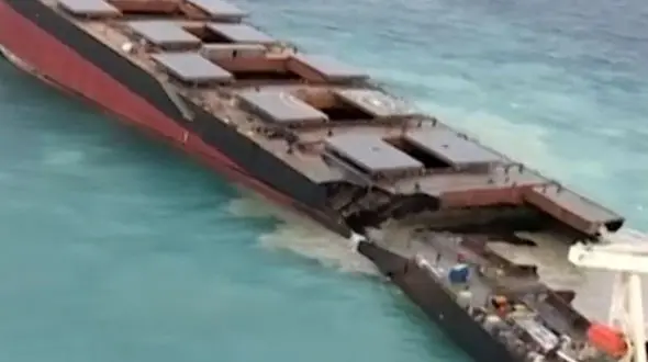 نصف شدن نفت‌کش عظیم ‌ژاپنی در ساحل موریس + فیلم