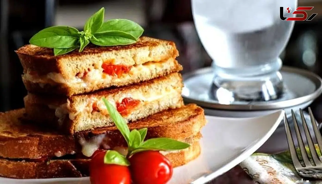 ساندویچ پنیری با گوجه گیلاسی و عطر ریحان