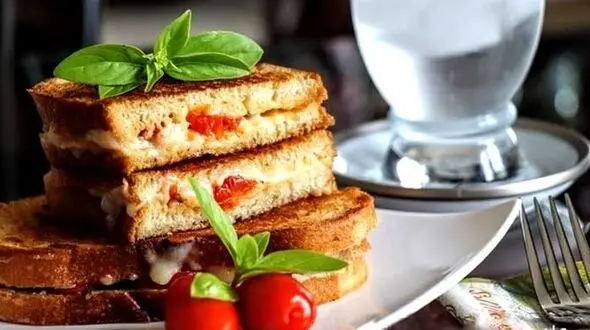 ساندویچ پنیری با گوجه گیلاسی و عطر ریحان