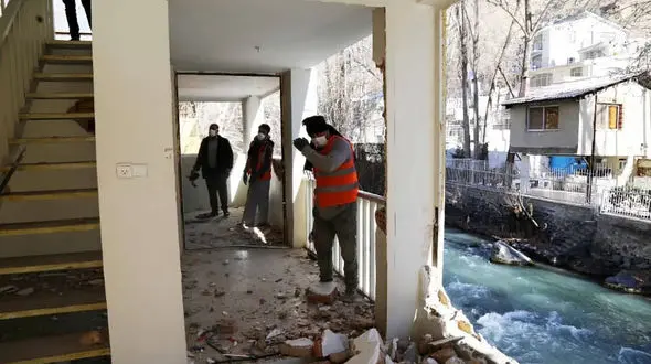 بنای مربوط به دستگاه قضا در بستر رود چالوس تخریب شد