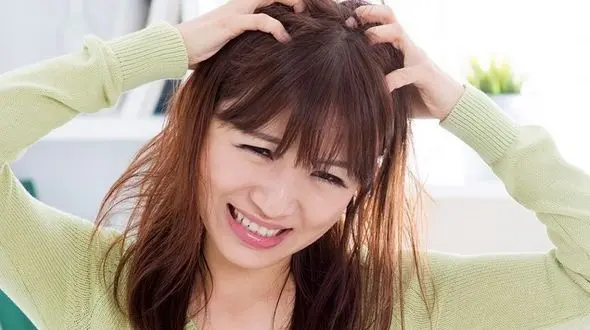 مهم ترین دلایل خارش پوست سر